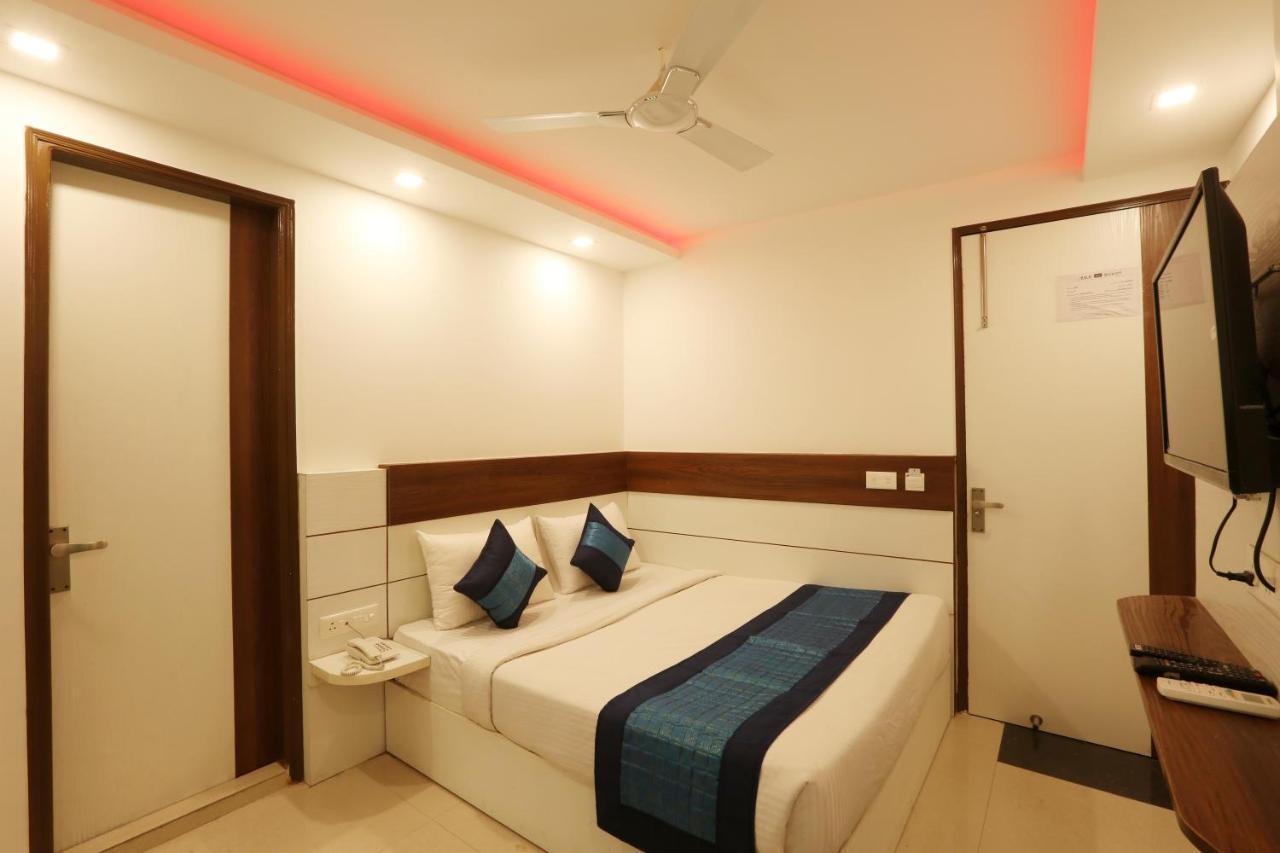 Hotel Ark Wood New Delhi Bagian luar foto