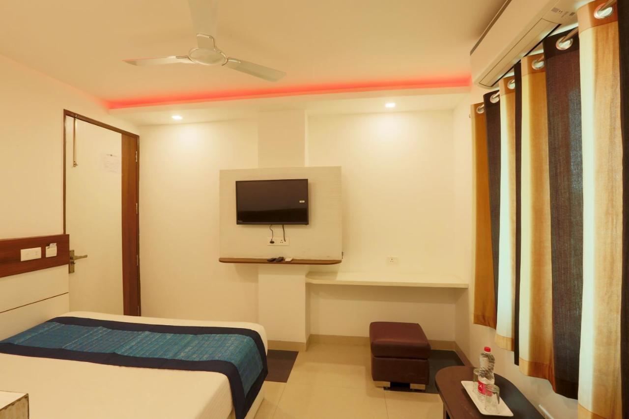 Hotel Ark Wood New Delhi Bagian luar foto